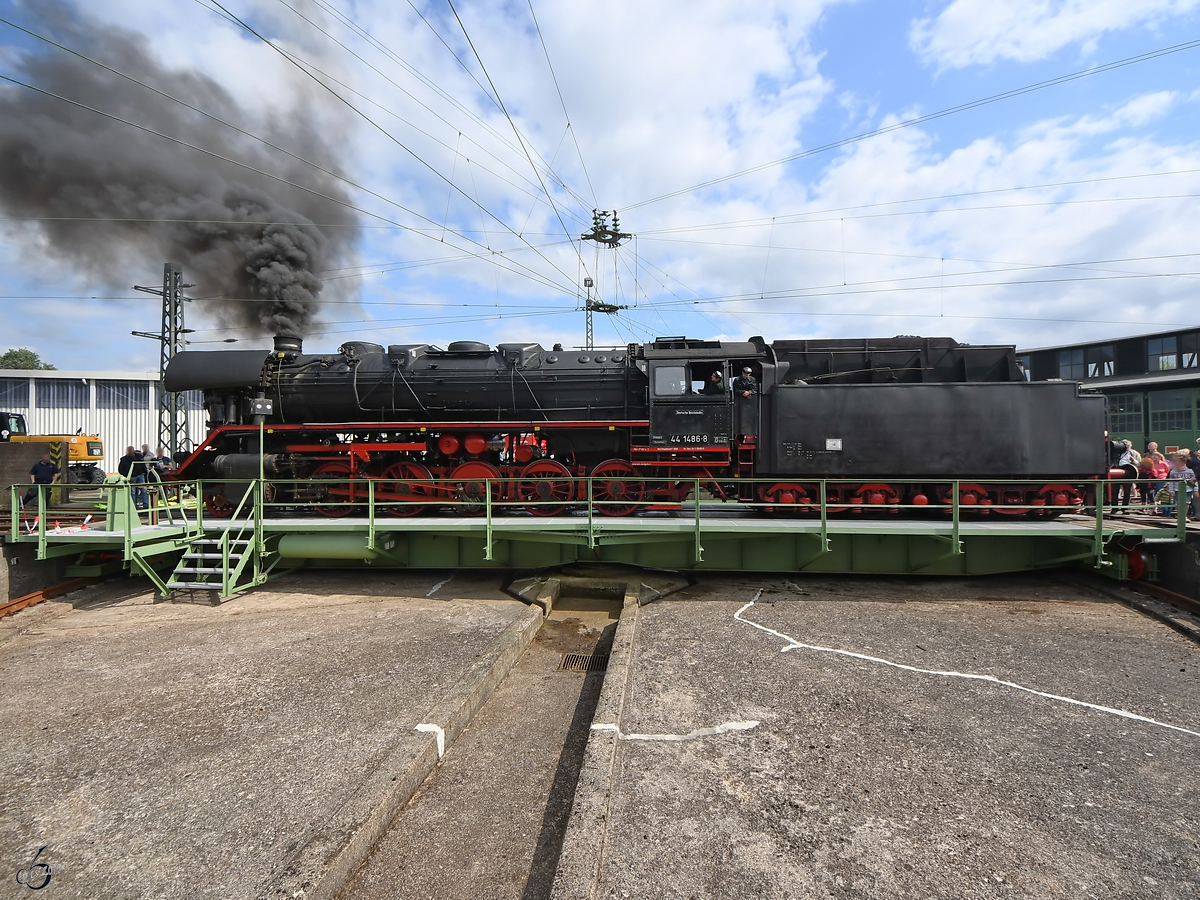 Die Dampflokomotive 44 1486-8 auf der Drehscheibe im Bahnbetriebswerk Altenbeken. (Juli 2019)