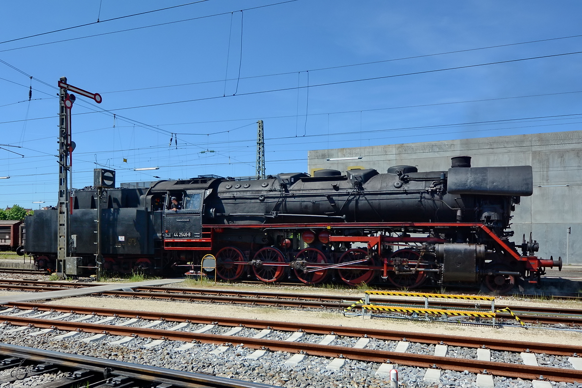 Die Dampflokomotive 44 2546-8, Baujahr 1941 verlässt Anfang Juni 2019 rückwärts den Bahnhof in Nördlingen.