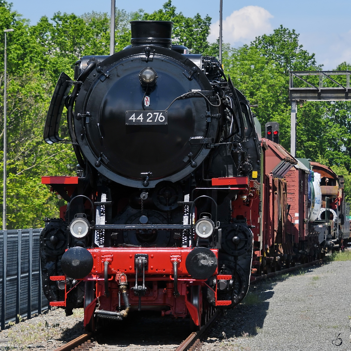 Die Dampflokomotive 44 276 war im Deutschen Dampflokomotiv-Museum Neuenmarkt-Wirsberg stilecht vor einem Güterzug gespannt. (Juni 2019)