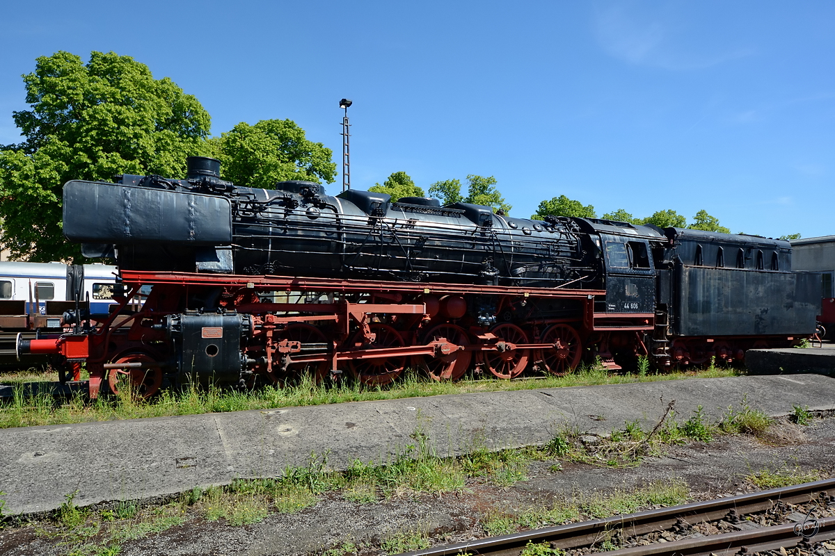 Die Dampflokomotive 44 606 stammt aus Jahr 1941 und war Anfang Juni 2019 im Bahnpark Augsburg ausgestellt.