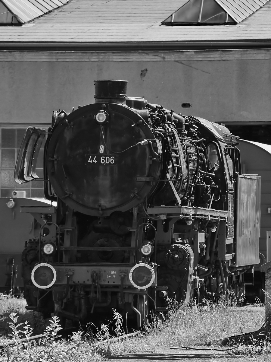 Die Dampflokomotive 44 606 stammt aus Jahr 1941 und war Anfang Juni 2019 im Bahnpark Augsburg ausgestellt.