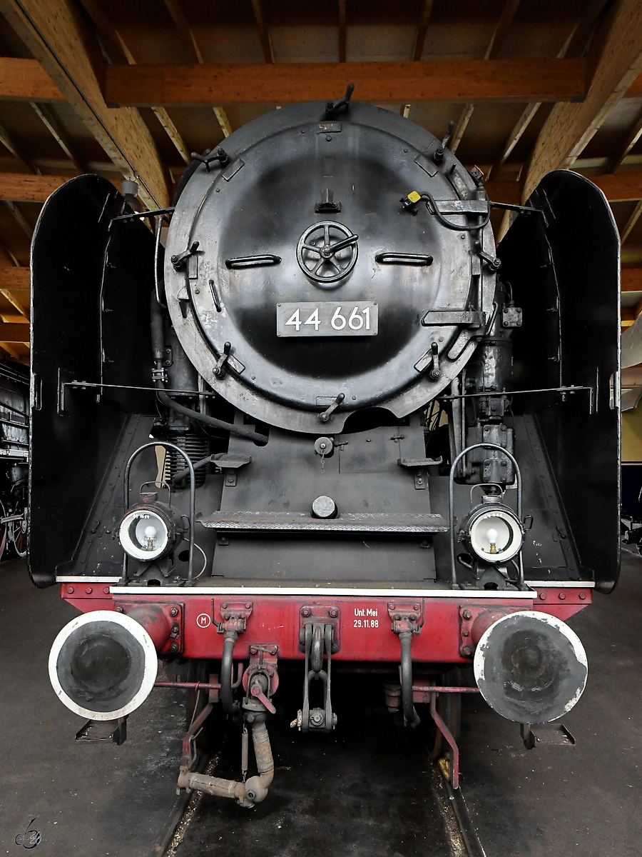 Die Dampflokomotive 44 661 wurde 1941 bei Borsig gebaut und ist Teil der Ausstellung im Lokpark Ampflwang. (August 2020)