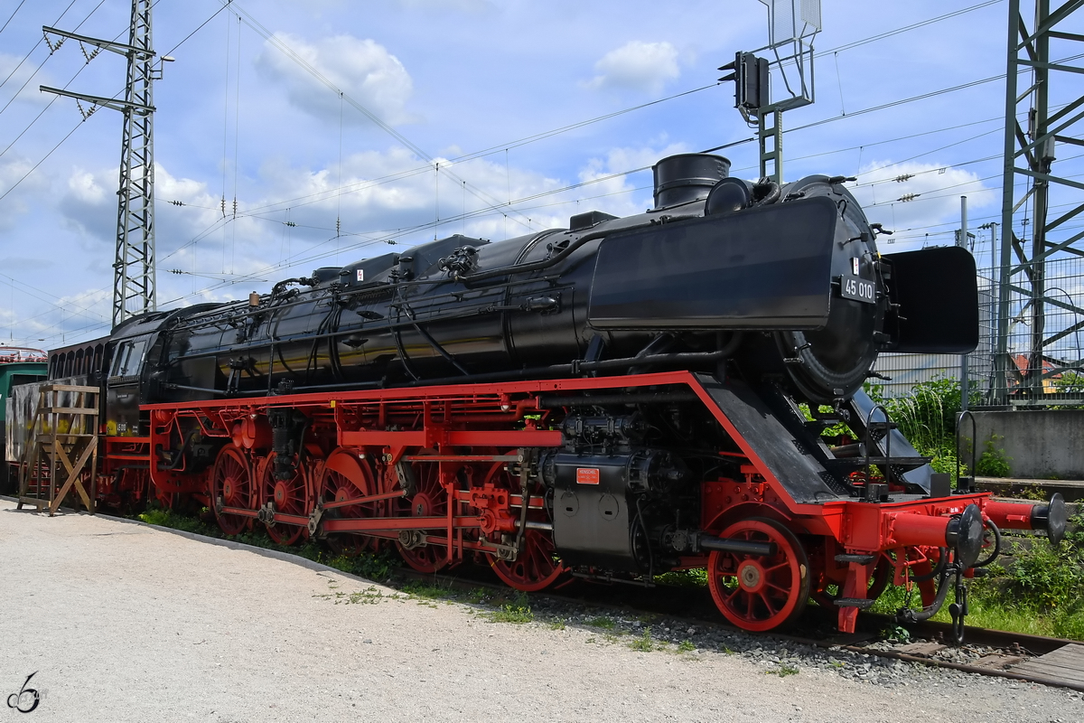 Die Dampflokomotive 45 010 wurde 1941 bei Henschel gebaut und stand Anfang Juni 2019 im DB-Museum Nürnberg.