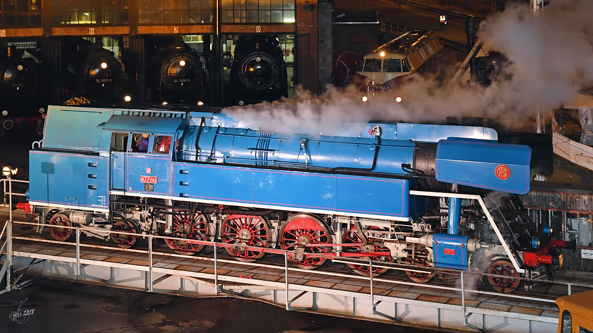 Die Dampflokomotive 477 043 auf der Drehscheibe des Eisenbahnmuseums in Dresden. (April 2018)