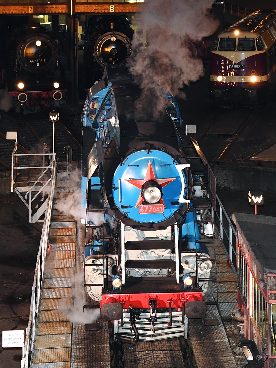 Die Dampflokomotive 477 043 auf der Drehscheibe des Eisenbahnmuseums in Dresden. (April 2018)