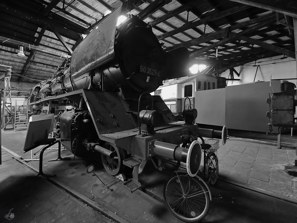 Die Dampflokomotive 50 3527-4 wurde 1941 bei Henschel gebaut und 1958 modernisiert. Sie ist im Lokschuppen Pomerania untergebracht. (Pasewalk, Juni 2020)