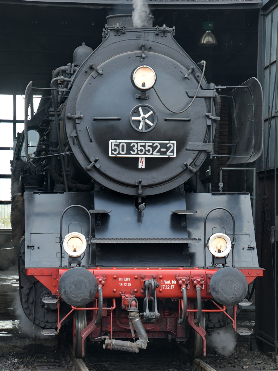 Die Dampflokomotive 50 3552-2 Anfang April 2017 in Dresden-Altstadt.
