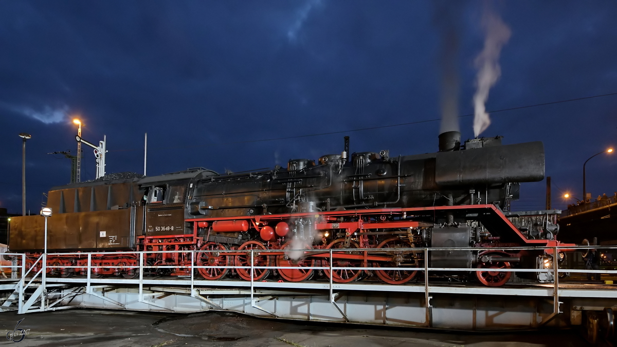 Die Dampflokomotive 50 3648-8 Anfang April 2017 auf der Drehscheibe des Eisenbahnmuseums in Dresden.