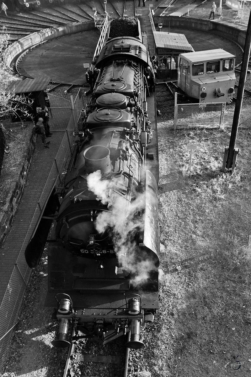 Die Dampflokomotive 50 3648-8 befährt das Gelände des Eisenbahnmuseums in Dresden. (April 2018)