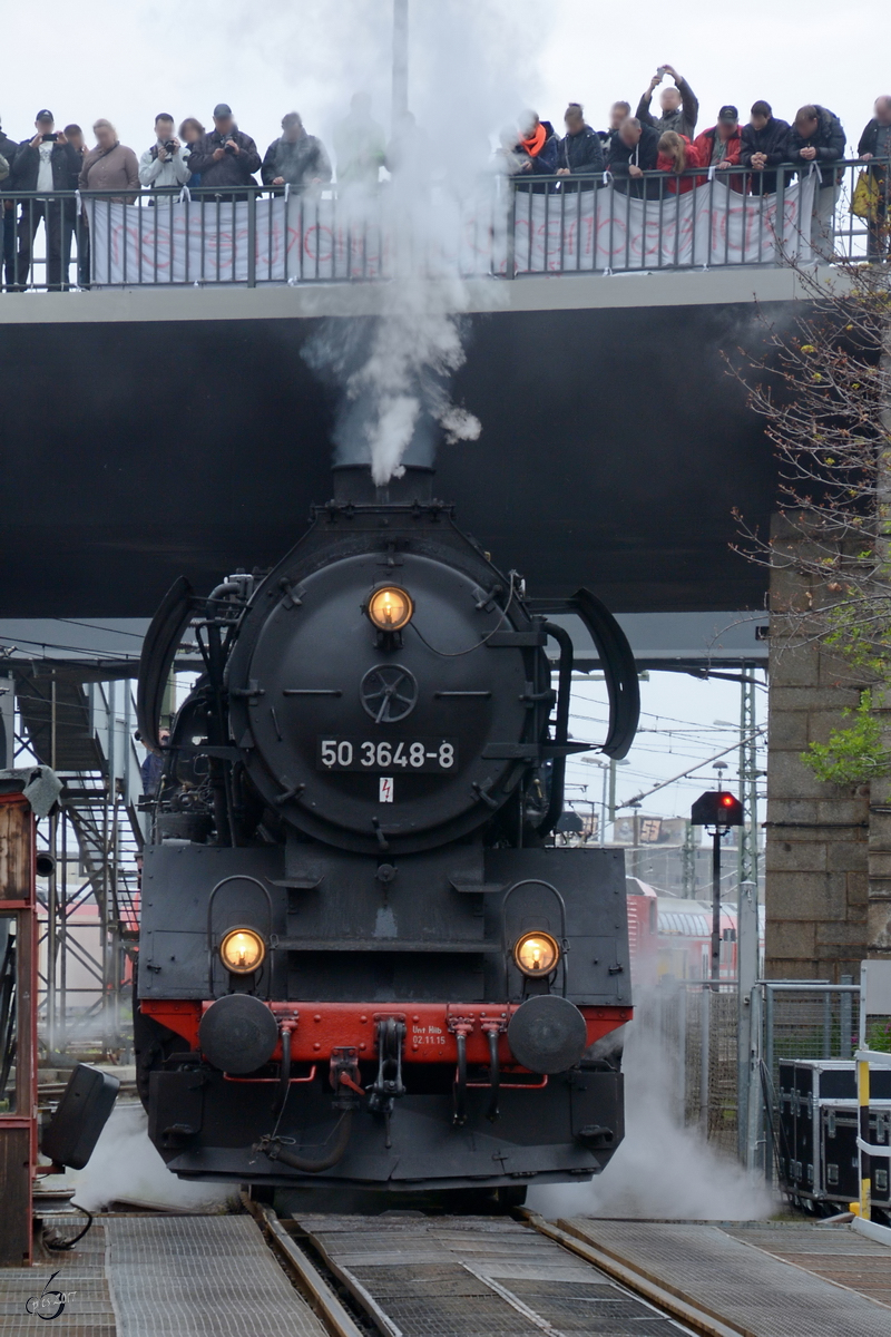 Die Dampflokomotive 50 3648-8 kommt Anfang April 2017 auf dem Gelände des Eisenbahnmuseums in Dresden an.