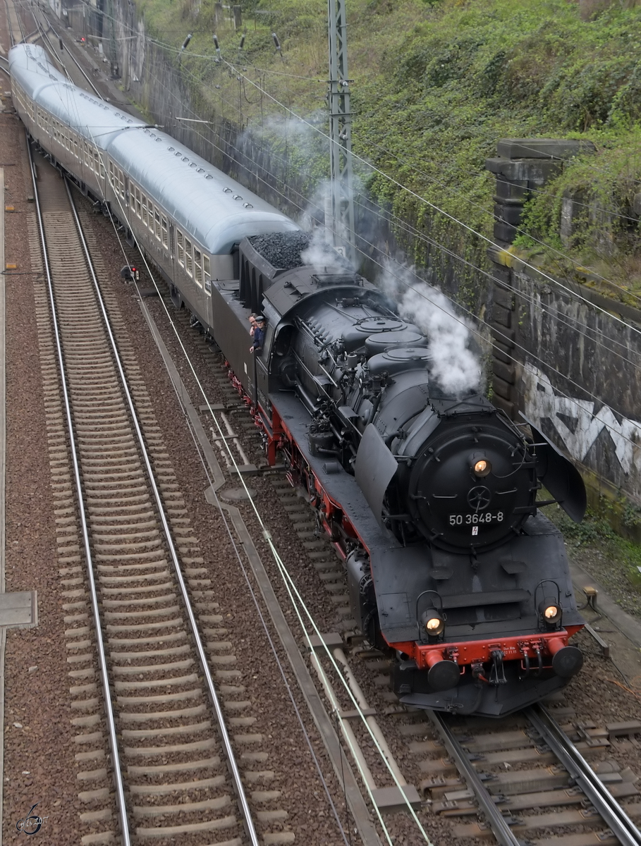 Die Dampflokomotive 50 3648-8 verlässt den Dresdener Hauptbahnhof nach einer erfolgreich durchgeführten Sonderfahrt. (April 2017)
