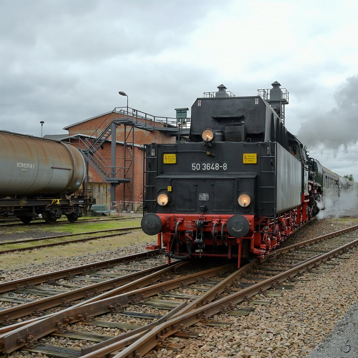 Die Dampflokomotive 50 3648-8 zieht einen Sonderzug vom Gelände des sächsischen Eisenbahnmuseums in Chemnitz-Hilbersdorf. (September 2020).