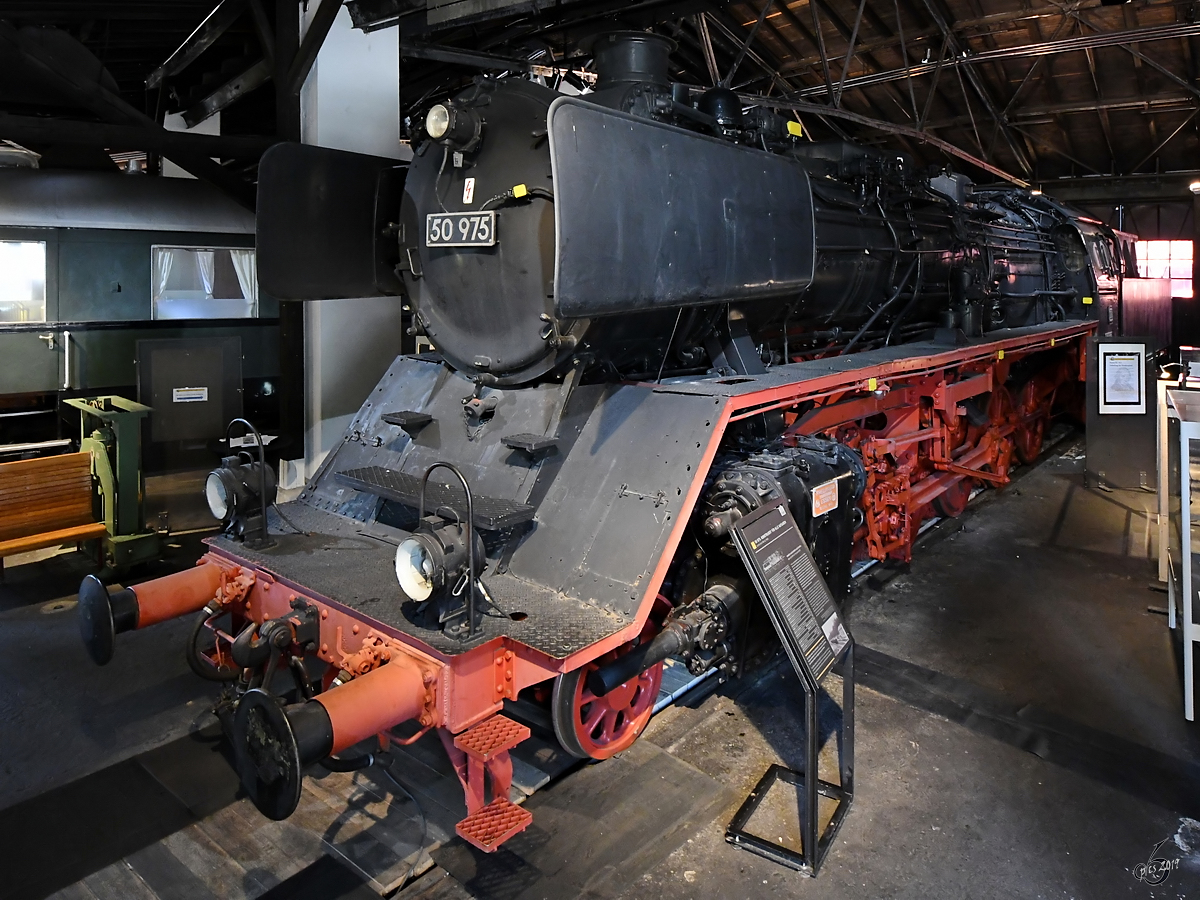 Die Dampflokomotive 50 975 wurde 1941 gebaut und ist im Deutschem Dampflokomotiv-Museum Neuenmarkt-Wirsberg abgestellt. (Juni 2019)