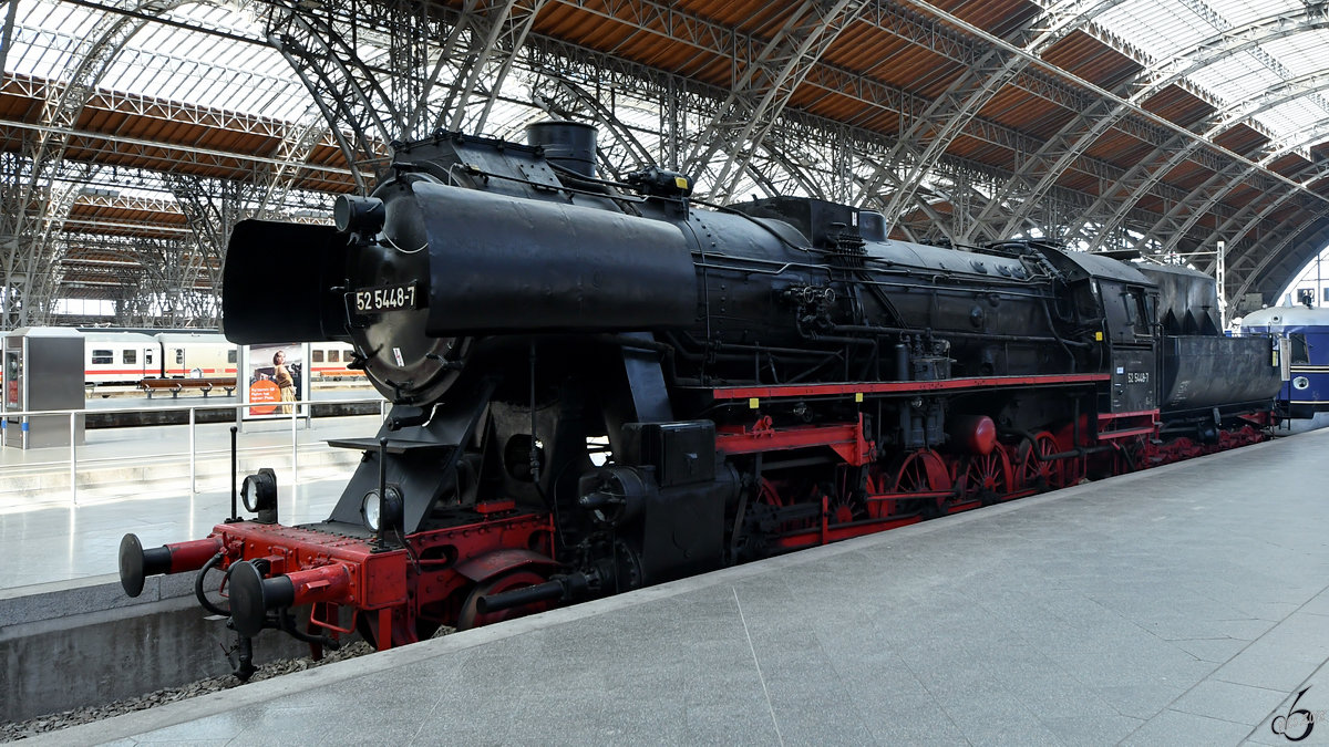 Die Dampflokomotive 52 5448-7 im April 2018 auf dem Museumsgleis des Leipziger Hauptbahnhofes.