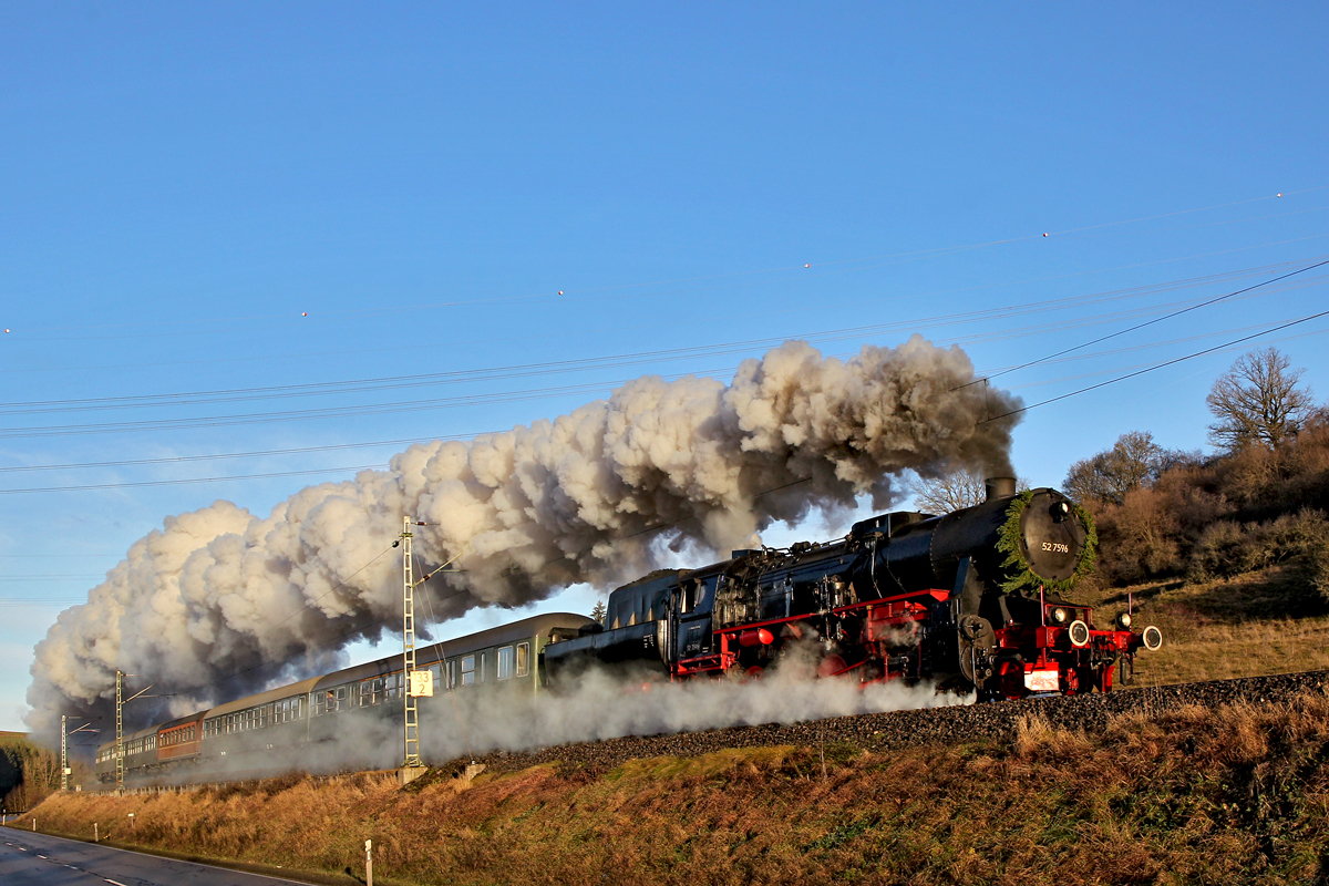 Die Dampflokomotive 52 7596 ist hier im Primtal bei Aldingen unterwegs mit einem Sonderzug aus Horb am Neckar nach Konstanz.Bild vom 21.12.2014