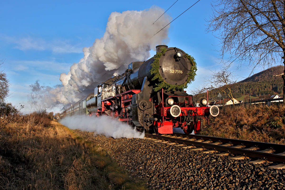 Die Dampflokomotive 52 7596 mit einem Sonderzug aus Horb a/N nach Konstanz bei Spaichingen.Bild vom 21.12.2104