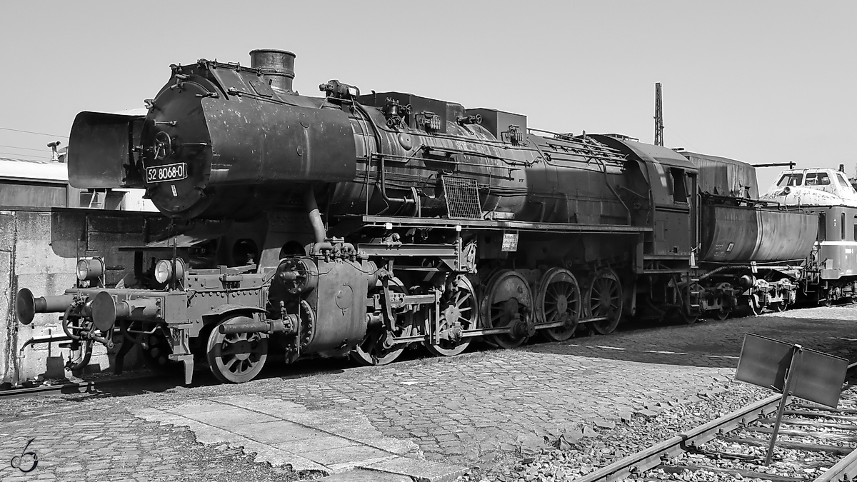 Die Dampflokomotive 52 8068-0 Anfang April 2018 im Sächsischen Eisenbahnmuseum Chemnitz-Hilbersdorf. 