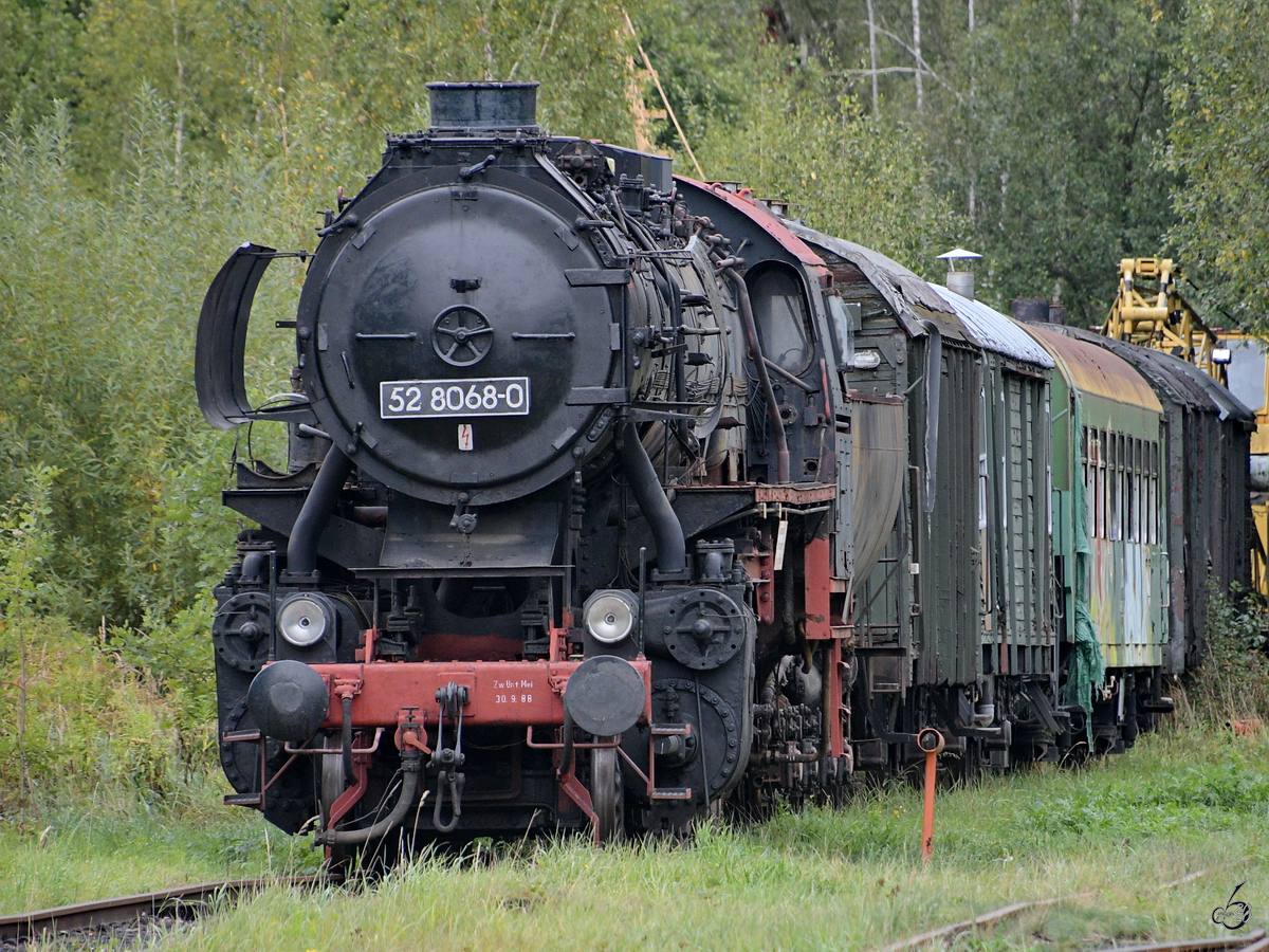 Die Dampflokomotive 52 8068-0 stand Ende September 2020 auf dem Gelände des Sächsischen Eisenbahnmuseums Chemnitz-Hilbersdorf etwas abseits der Ausstellungsfläche.