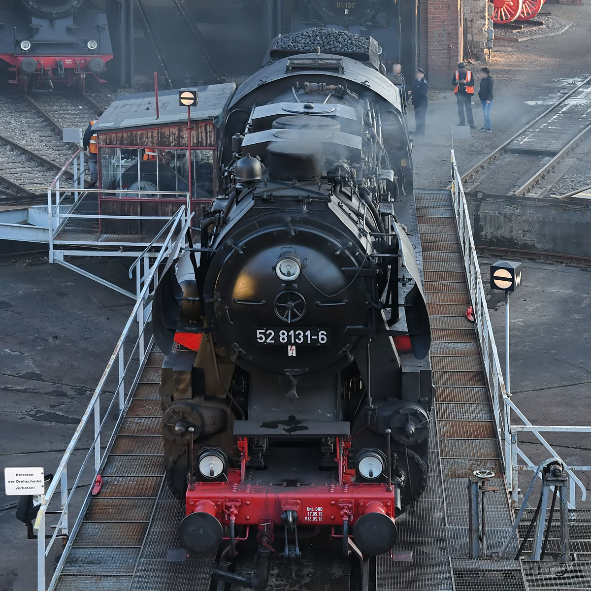 Die Dampflokomotive 52 8131-6 auf der Drehscheibe des Eisenbahnmuseums in Dresden. (April 2018)