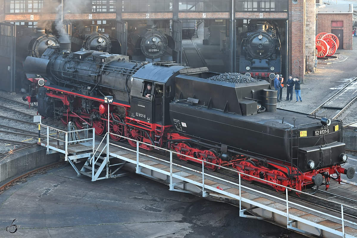 Die Dampflokomotive 52 8131-6 befährt die Drehscheibe des Eisenbahnmuseums in Dresden. (April 2018)