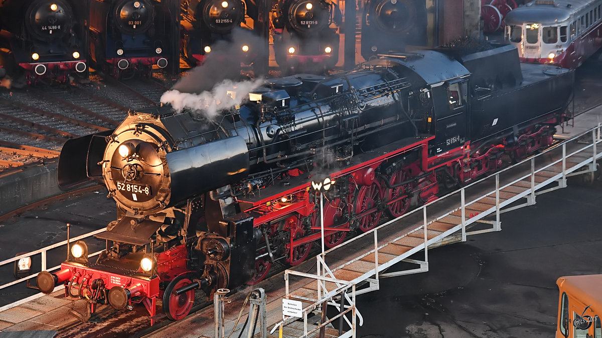 Die Dampflokomotive 52 8154-8 auf der Drehscheibe des Eisenbahnmuseums in Dresden. (April 2018)