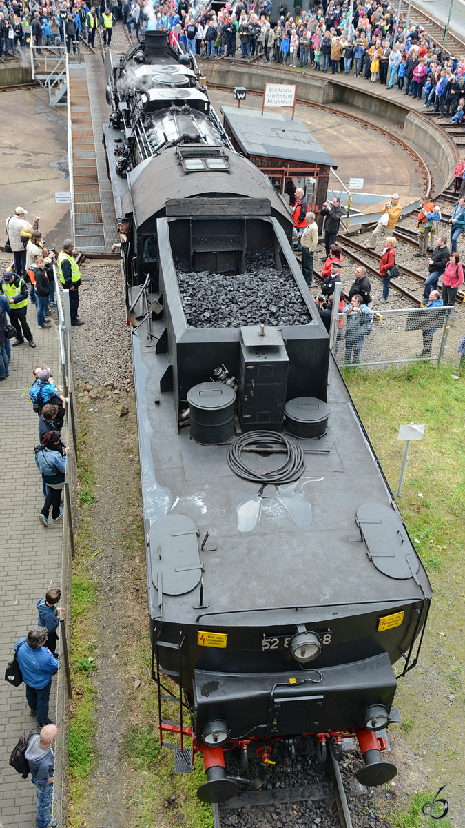 Die Dampflokomotive 52 8154-8 fährt auf das Gelände des Eisenbahnmuseums in Dresden. (April 2014)