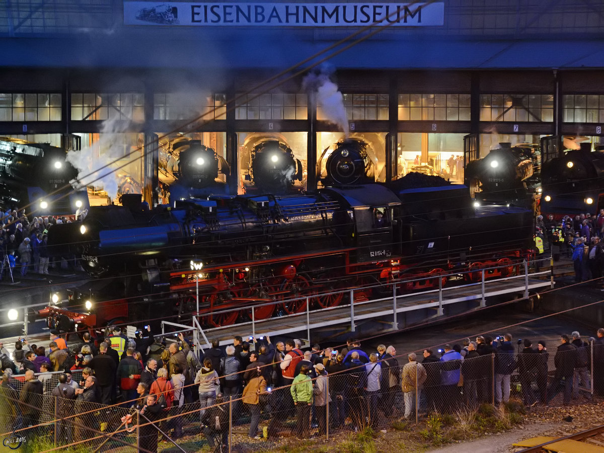 Die Dampflokomotive 52 8154-8 während der Nachtfotoparade im Eisenbahnmuseum Dresden. (April 2014)