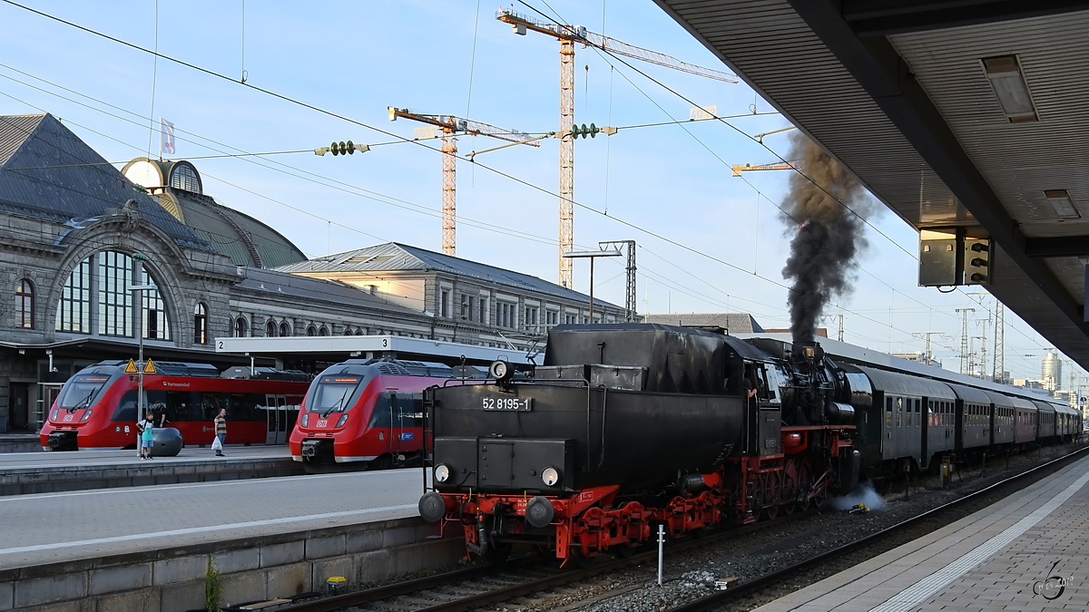 Die Dampflokomotive 52 8195-1 und die Triebzüge 442 717 & 442 767 der DB regio waren Anfang Juni 2019 am Hauptbahnhof Nürnberg zu sehen.