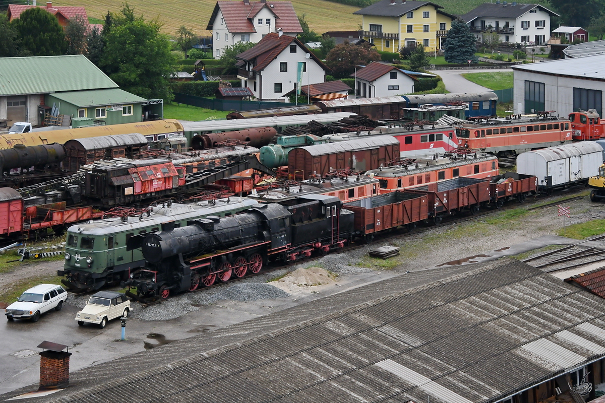 Die Dampflokomotive 52.7102 ist neben der Elektrolokomotive 1010.09 abgestellt. (Lokpark Ampflwang, August 2020)