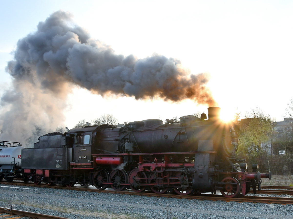 Die Dampflokomotive 58 1111-2 Ende März 2019 bei der Abfahrt vom Bahnhof Erndtebrück.