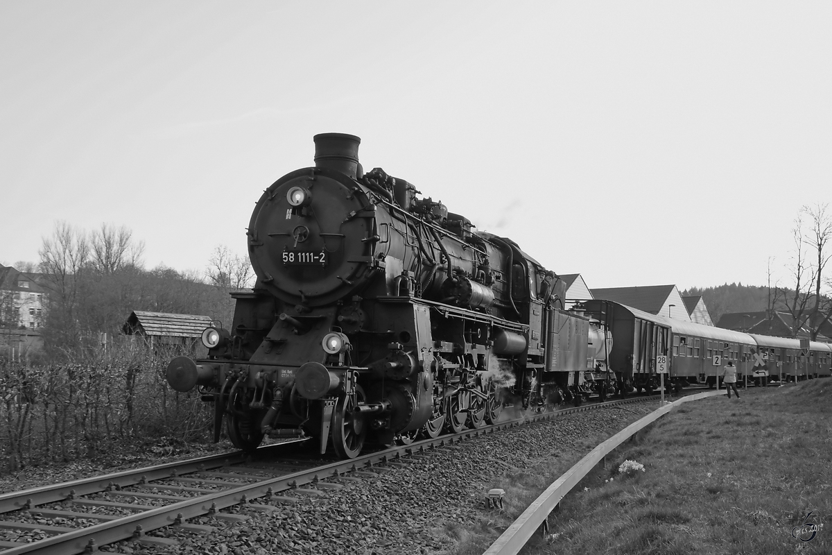 Die Dampflokomotive 58 1111-2 mit einem Sonderzug kurz vor der Ankunft am Bahnhof Erndtebrück. (März 2019)