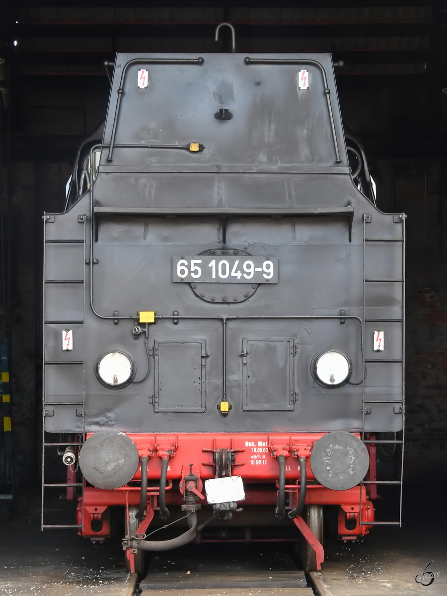 Die Dampflokomotive 65 1049-9 steht im Eisenbahnmuseum Arnstadt. (August 2018)