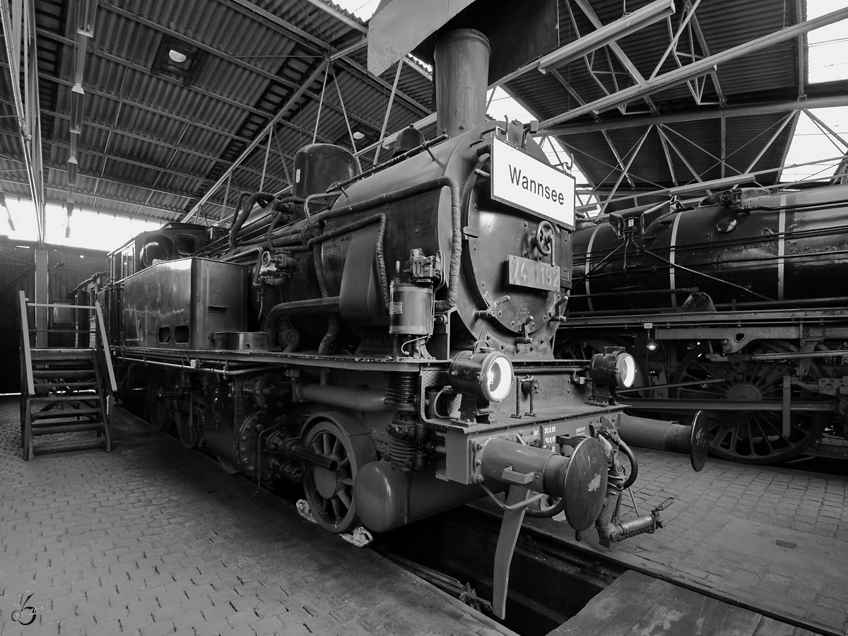 Die Dampflokomotive 74 1192 steht im Ringlokschuppen des Bochumer Eisenbahnmuseums. (Juni 2019)