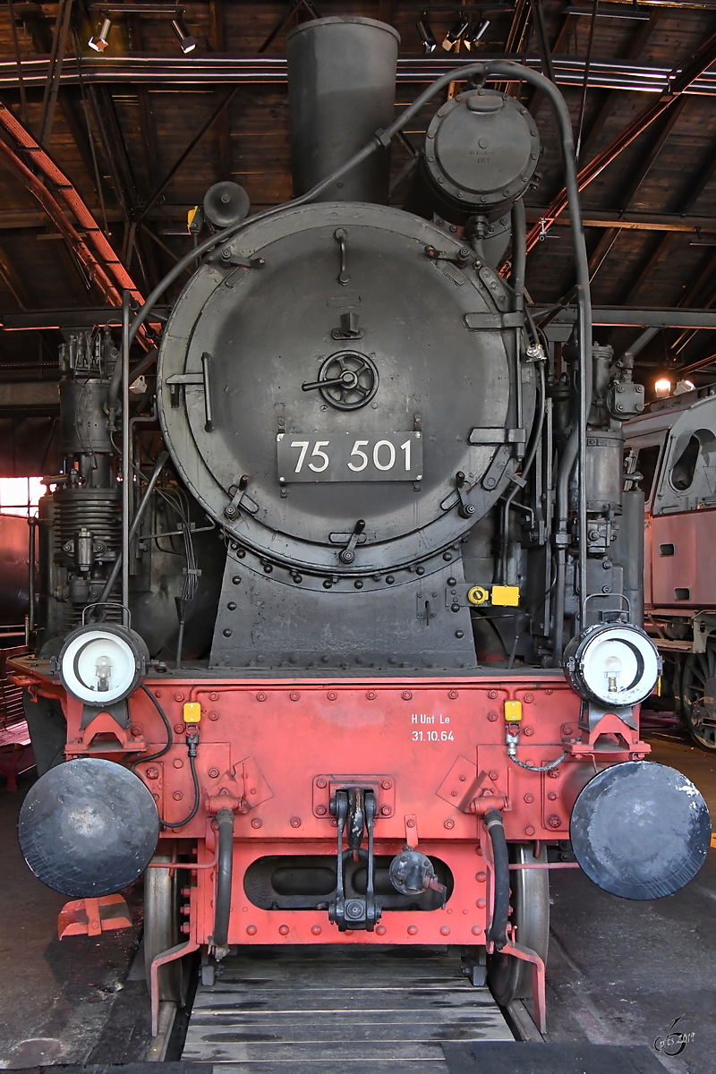 Die Dampflokomotive 75 501 wurde 1915 gebaut und kam 1977 in den Besitz des Deutschen Dampflokomotiv-Museums in Neuenmarkt-Wirsberg. (Juni 2019)