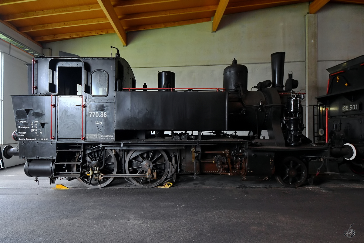 Die Dampflokomotive 770.86 der bayerischen Gattung Pt 2/3 stammt aus dem Jahr 1915 und ist Teil der Ausstellung im Lokpark Ampflwang. (August 2020)