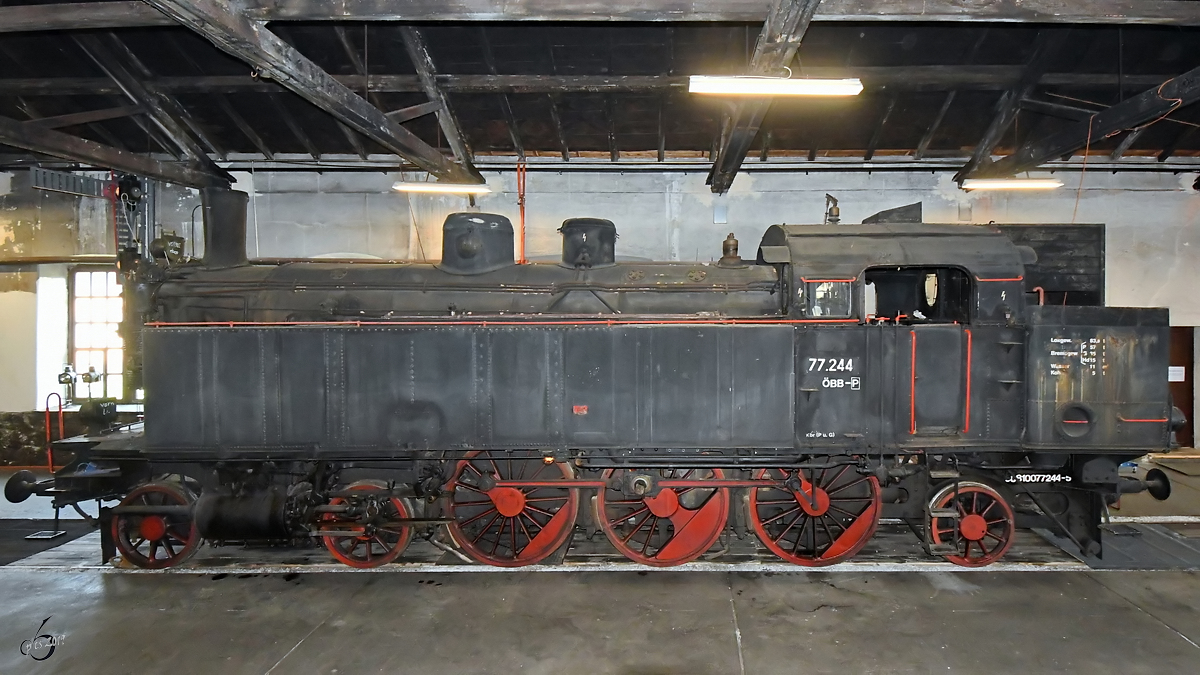 Die Dampflokomotive 77.244 stammt aus dem Jahr 1927 und ist im Heizhaus Lienz ausgestellt. (August 2019)