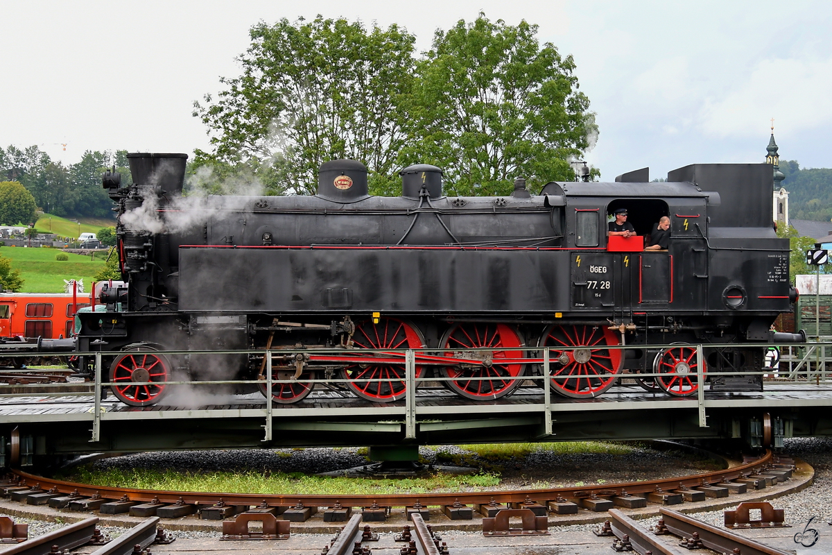Die Dampflokomotive 77.28 aus dem Jahr 1928 wird auf der Drehscheibe des Lokparks Ampflwang präsentiert. (August 2020)