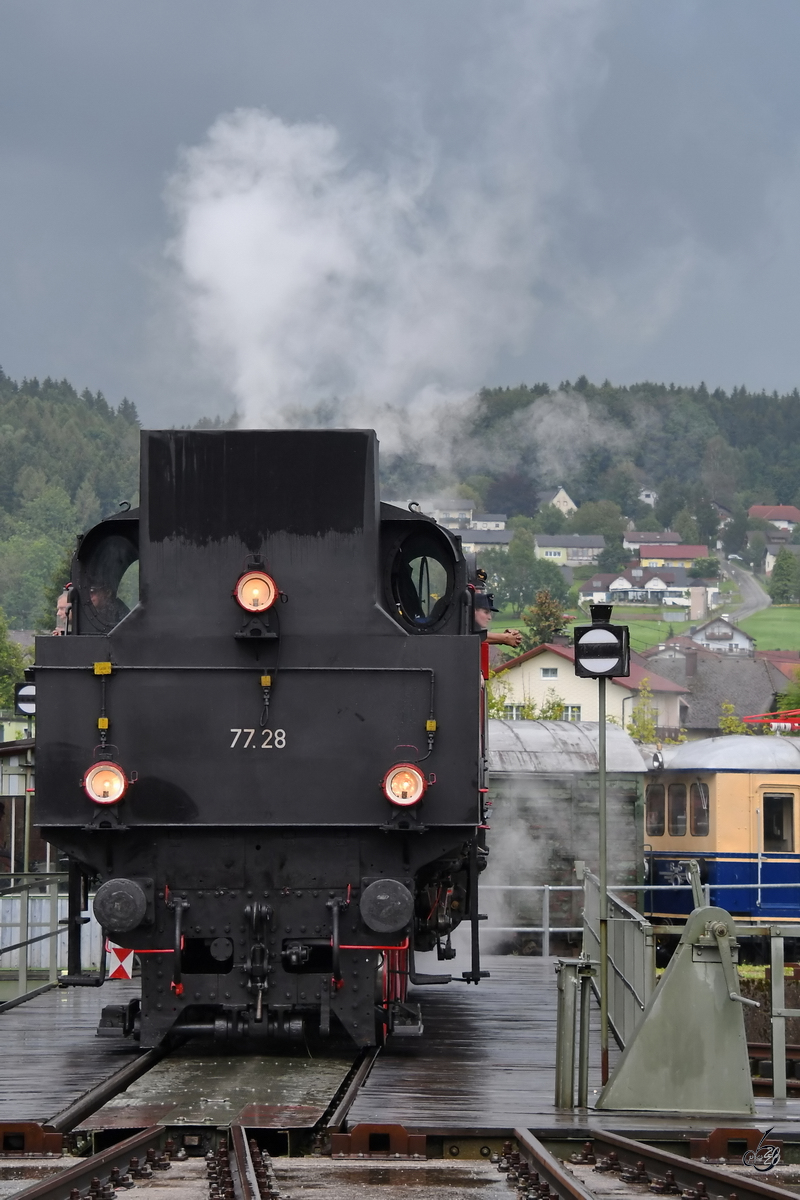 Die Dampflokomotive 77.28 aus dem Jahr 1928 wird auf der Drehscheibe des Lokparks Ampflwang präsentiert. (August 2020)