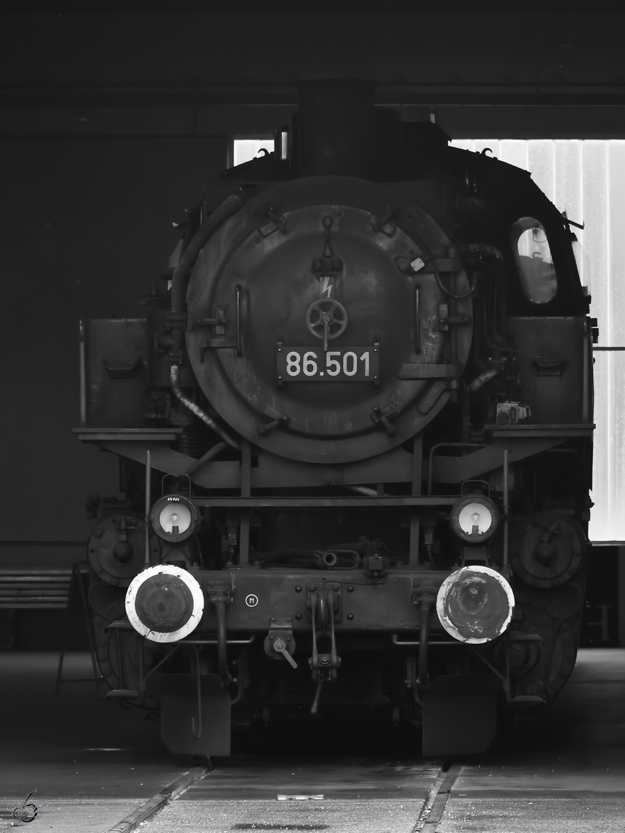Die Dampflokomotive 86.501 wurde 1942 bei Henschel gebaut und ist Teil der Ausstellung im Lokpark Ampflwang. (August 2020)