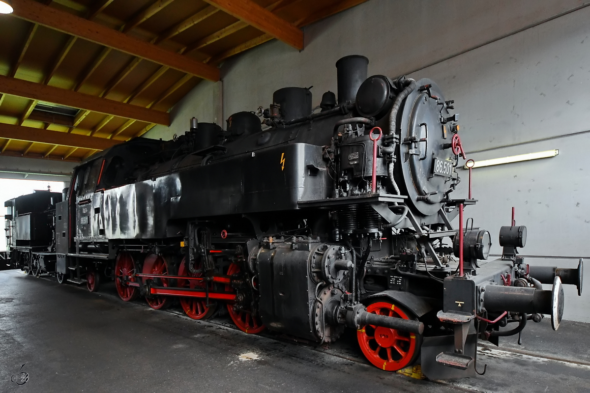 Die Dampflokomotive 86.501 wurde 1942 bei Henschel gebaut und ist Teil der Ausstellung im Lokpark Ampflwang. (August 2020)