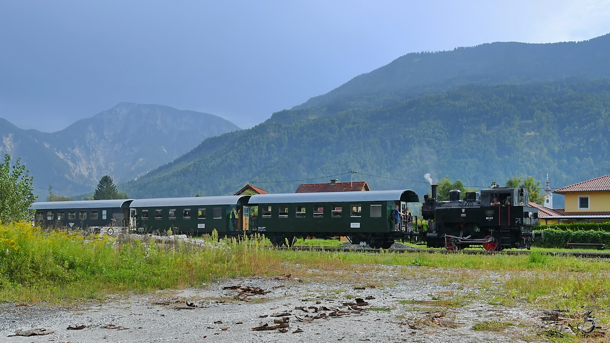 Die Dampflokomotive 88.103 der Rosentaler Dampfzüge Anfang September 2019 kurz vor der Ankunft am Bahnhof in Weizelsdorf.