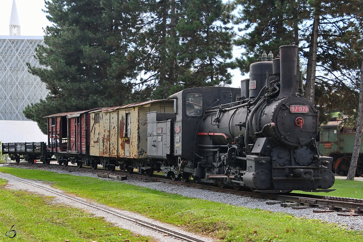 Die Dampflokomotive 97-028 mit einem Güterzug. (Eisenbahnmuseum Ljubljana, August 2019)