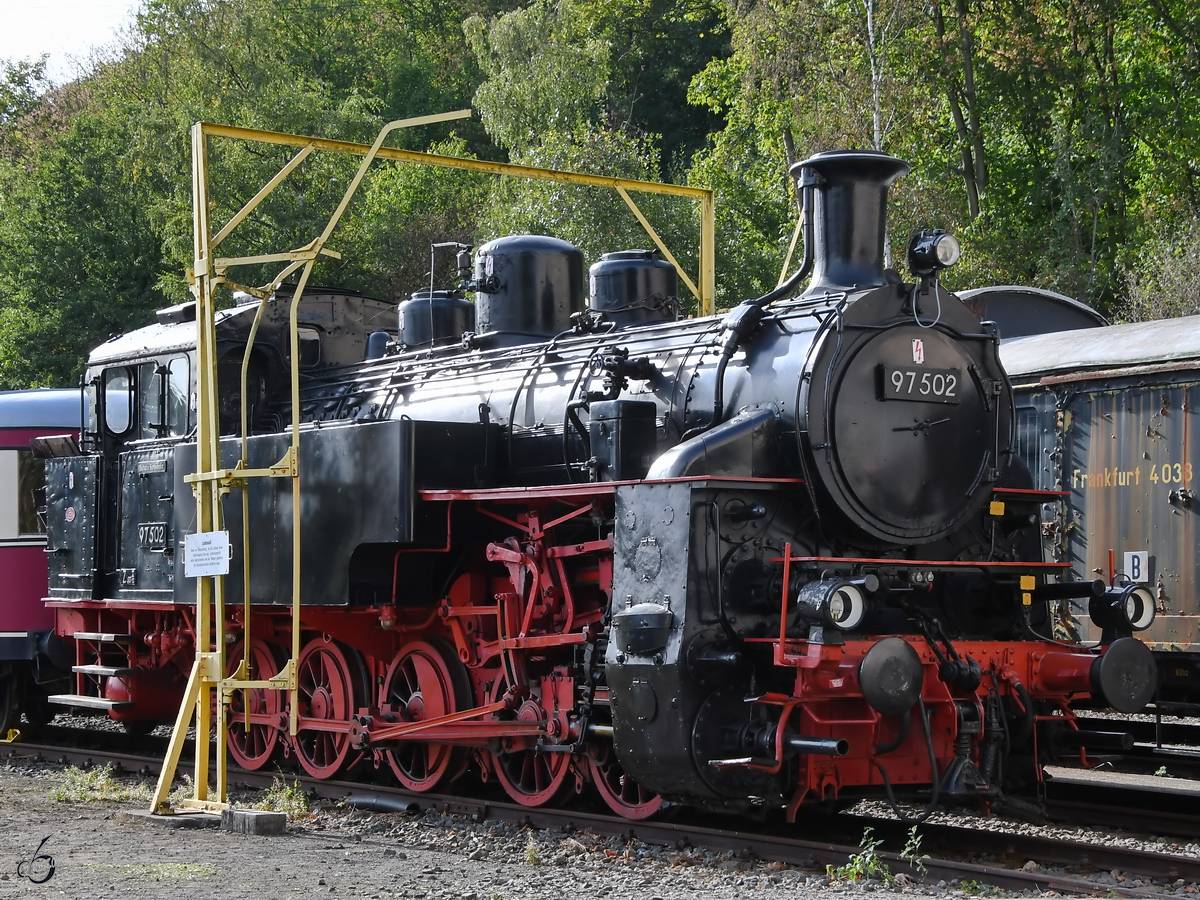 Die Dampflokomotive 97 502 Mitte September 2018 unter der Lichtraumprofil-Messanlage für Güterwagen im Eisenbahnmuseum Bochum-Dahlhausen.