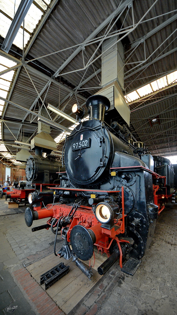 Die Dampflokomotive 97 502 im Rundhaus des Eisenbahnmuseums Bochum-Dahlhausen. (Juni 2019) 