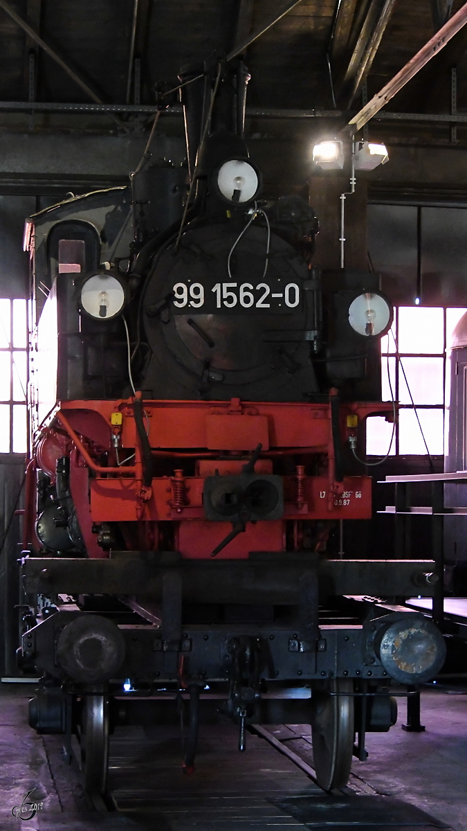 Die Dampflokomotive 99 1562-0 stammt aus dem Jahr 1909 und steht hier auf einem Transportwagen. (Deutsches Dampflokomotiv-Museum Neuenmarkt-Wirsberg, Juni 2019)