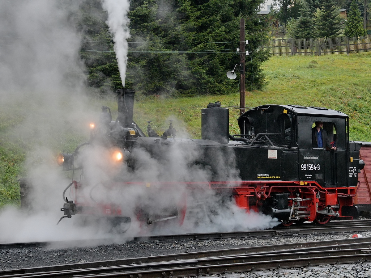 Die Dampflokomotive 99 1594-3 auf Rangierfahrt. (Jöhstadt, September 2020)