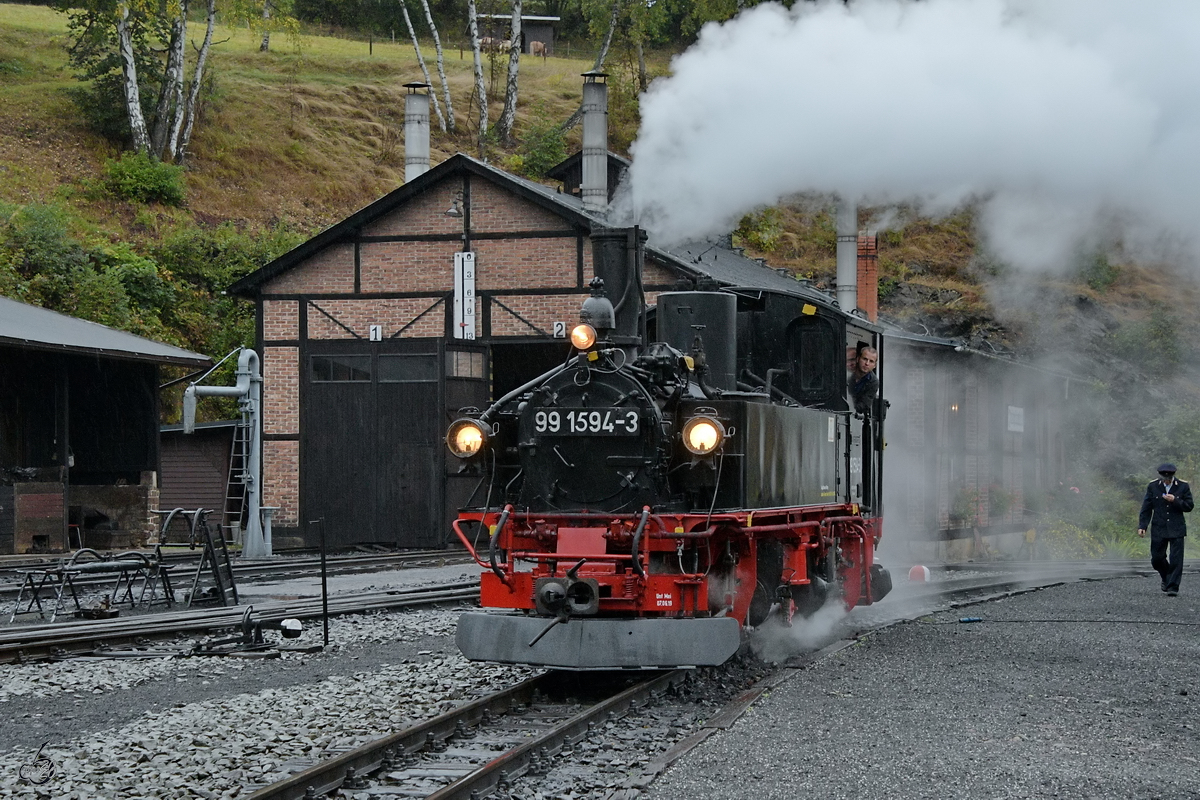 Die Dampflokomotive 99 1594-3 auf Rangierfahrt, im Hintergrund wird die Taschenuhr gezückt und der Zeitplan überprüft. (Jöhstadt, September 2020)