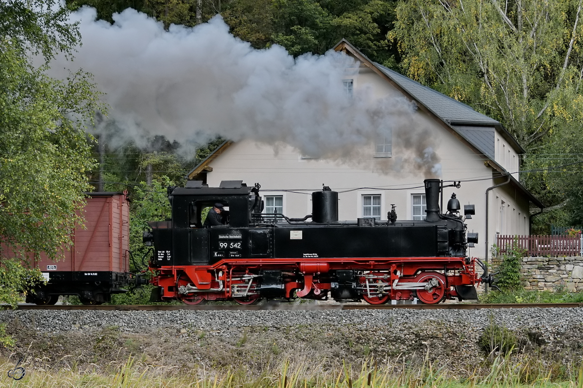 Die Dampflokomotive 99 1594-3 war Ende September 2020 auf Höhe der Haltestelle Forellenhof mit einem Güterzug unterwegs.