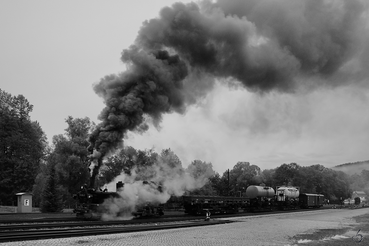Die Dampflokomotive 99 1594-3 wartet mit eiem Güterzug auf die Weiterfahrt. (Steinbach, September 2020)