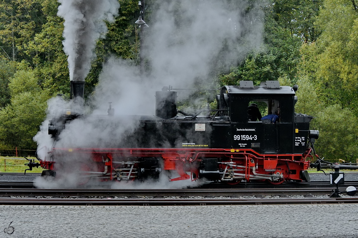 Die Dampflokomotive 99 1594-3 wartet auf die Weiterfahrt. (Steinbach, September 2020)